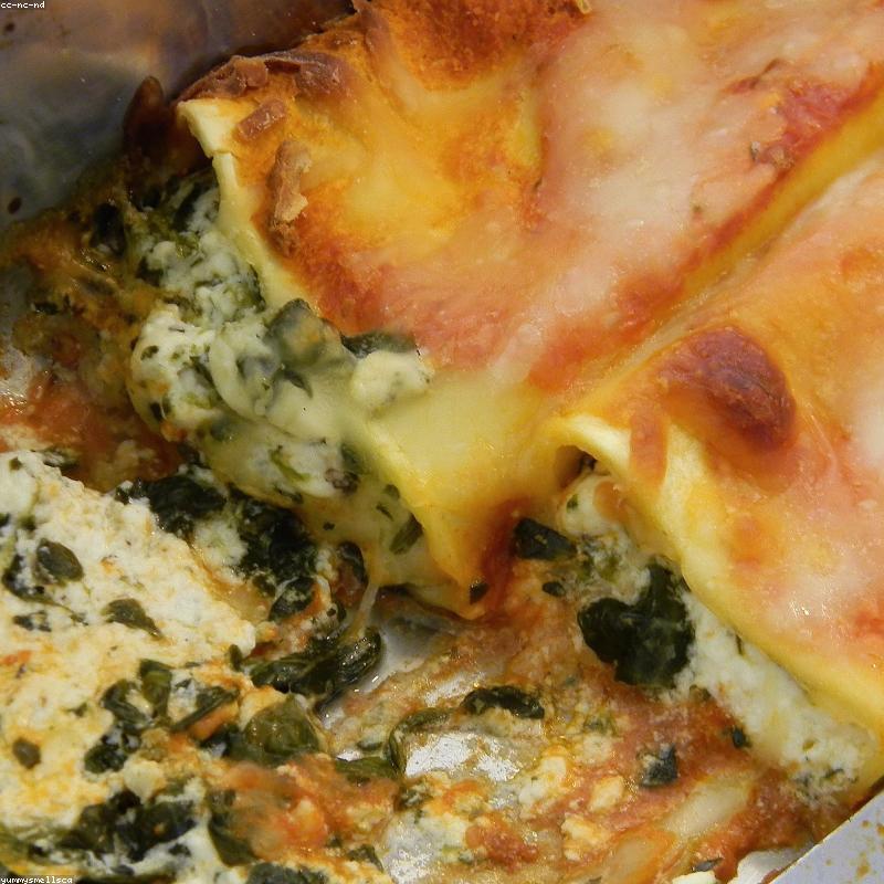 Canelones con salsa